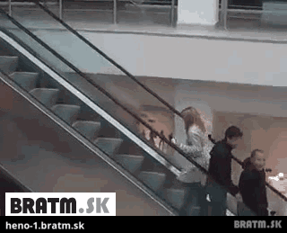 BRATM GIF: Ach tie ženy :D blondínka na eskalátore :D
