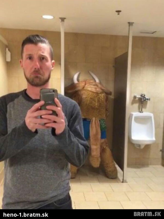 Tento muž zbadal na mužských záchodoch niečo nezvyčajné! :D