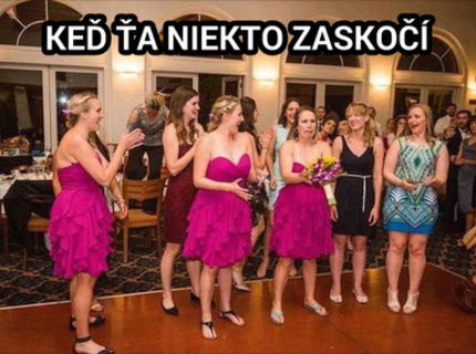 Táto družička sa asi moc vydávať nechce! AKo to viem? Pozri si túto fotku veľmi pozorne :D