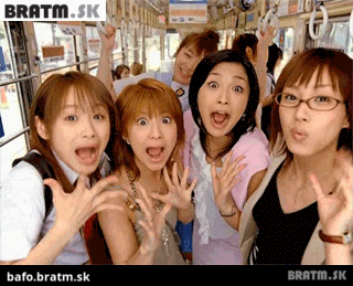 BRATM GIF: Roztomilé dievčatá v autobuse :D
