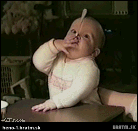 Dieťa si nevie zobrať lyžicu z úst :)
