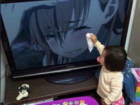 Jeej...toto je roztomilé :) Pozri si reakciu dievčatka na plač v TV :)