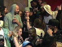 Fotka z nočnej bitky v pube s Bieberom vyzerá veľmi zvláštne.. pozrite sa na ňu :D
