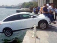 Turisti zacharnili takto auto pred padom do vody :P