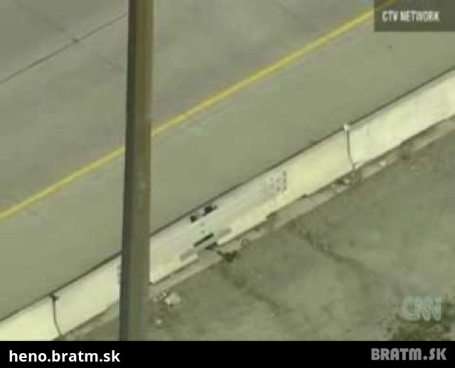 BRATM VIDEO: Nervy drásajúci prechod cez diaľnicu! Pozeraj do konca :)