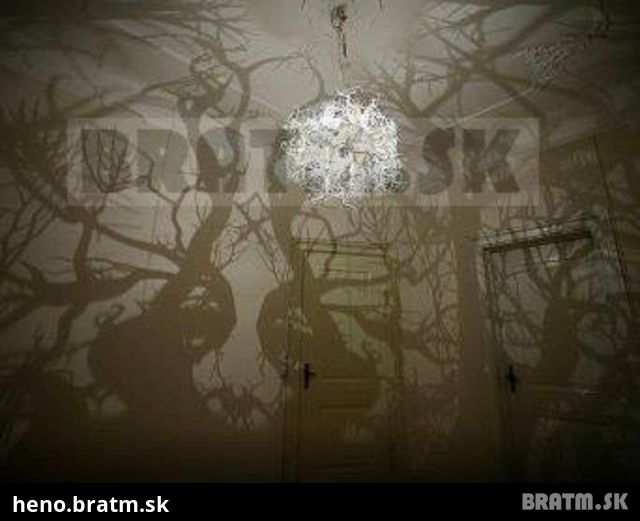 Úžasná lampa, ktorá vyčaruje na stenách tiene :)