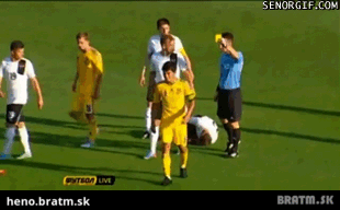 BRATM GIF: Pozorne si to pozri! Čo to bol za faul??!! :D