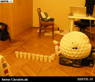 BRATM GIF: Ako sa vyrába lopta z plastových pohárov :D