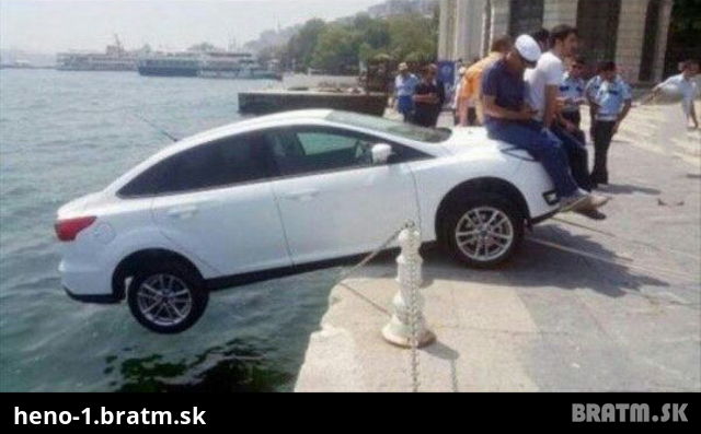 Turisti zacharnili takto auto pred padom do vody :P