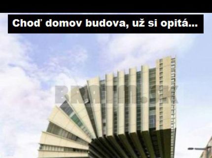 Takto vyzerá opitá budova :D