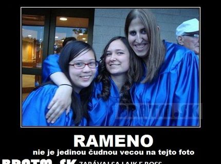 Tá ruka nepatrí dievčaťu v strede :D