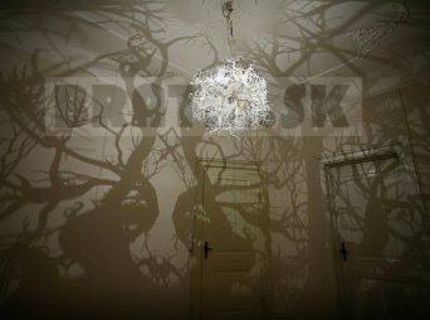 Úžasná lampa, ktorá vyčaruje na stenách tiene :)