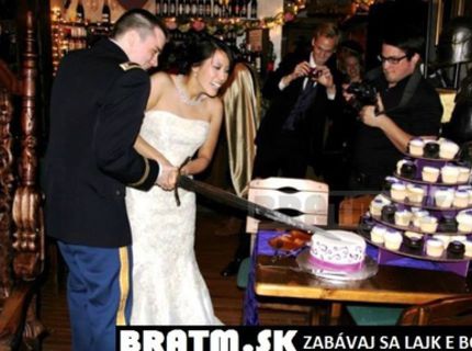 Aby krájanie svadobnej torty nebolo príliš tradičné :D ...