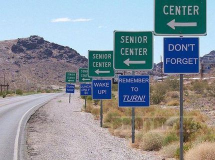 Veľmi originálny pútač pre domov dôchodcov :D