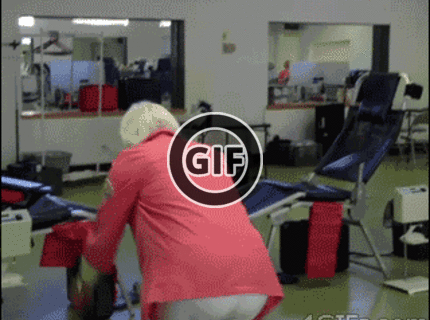 BRATM GIF: Starká to zabila :D