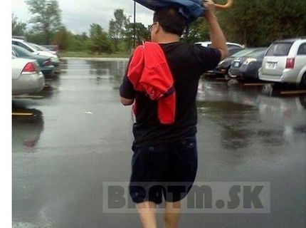 Dáždnik sa dá zjavne použiť na niekoľko spôsobov :D