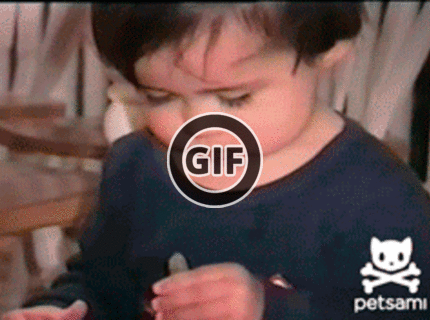 BRATM GIF: Ach tie deti, všetko pchajú do úst :D