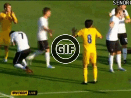 BRATM GIF: Pozorne si to pozri! Čo to bol za faul??!! :D