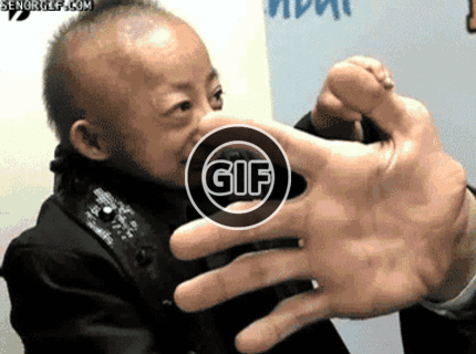 BRATM GIF: Ako to vyzerá keď veľký stretne malého :D