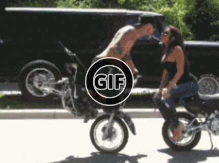 BRATM GIF: Nevydarená motorková pusa :D