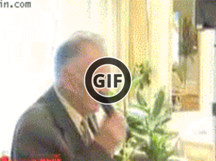 BRATM GIF: Keď starý muž hovorí do mikrofónu :D