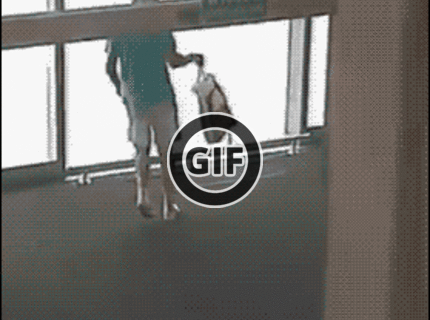 BRATM GIF: Alkohol a dvere, vždy to spolu nefunguje :D