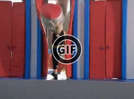 BRATM GIF: Asi otvorila nesprávne dvere :D