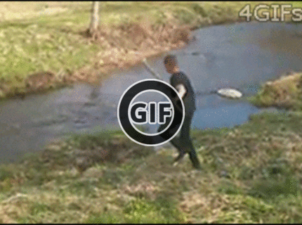 BRATM GIF: Nevydarený pokus o skok  cez vodu :D