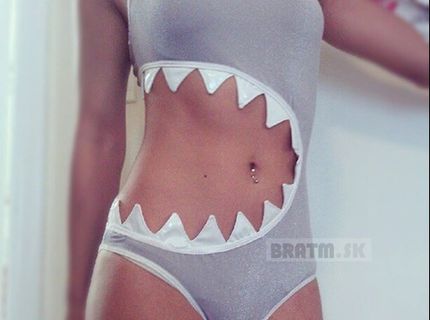 Ženské plavky po útoku žraloka :D