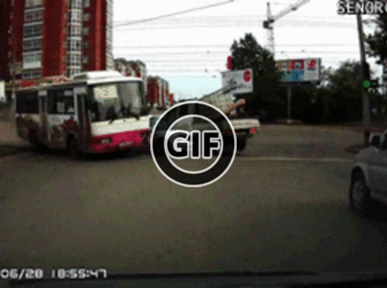 BRATM GIF: A ešte k tomu nevyhodil ani smerovku :D