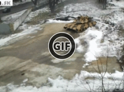 BRATM GIF:Drift na vojenský spôsob :D