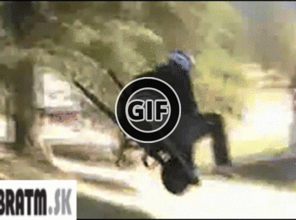 BRATM GIF: Aspoň, že mal tú prilbu na hlave :D
