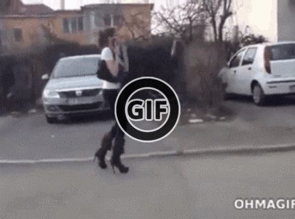 BRATM GIF: Názorná ukážka chôdze v opätkoch :D