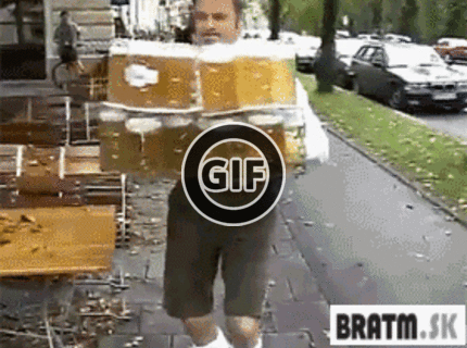BRATM GIF: A čo ty ? zvládol by si odniesť 20 pív ? :D