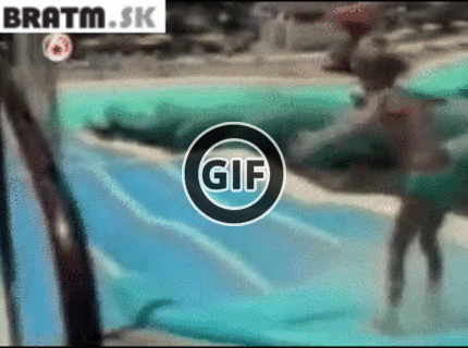 BRATM GIF: Keď rodič nezvládne sitáciu na tobogáne :D