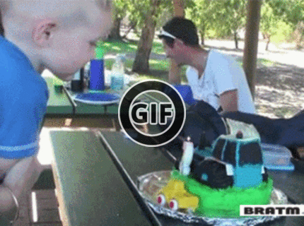 BRATM GIF : Nechutná príhoda pri sfukovaní sviečky na narodeninovej torte :D