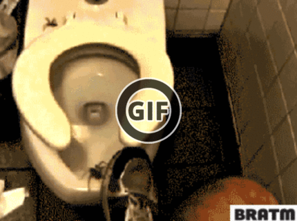 BRATM GIF: Čo sa deje , keď prídeš v noci na záchod :D