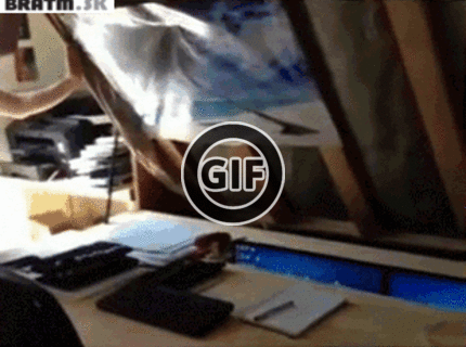 BRATM GIF: Návod ako zmestiť kanceláriu do garzónky :D