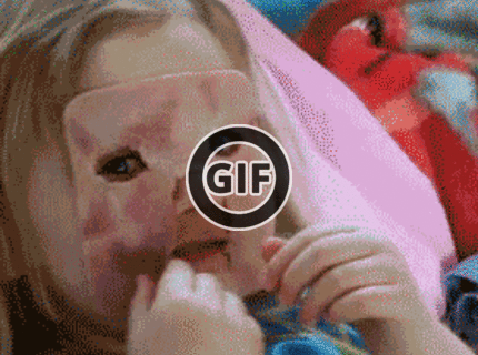 BRATM GIF: Dievčatko papá šunku :D čo vám to pripomína? :D