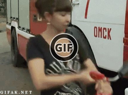 BRATM GIF: Šokujúce ! :D slečnu premohol hasiaci prístroj  :D
