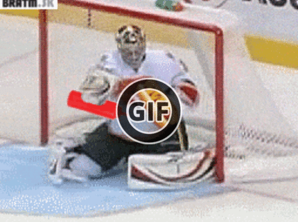 BRATM GIF: Husté ! :D brankár robí hotdog :D