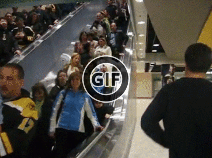 BRATM GIF: Blondína na eskalátore :D