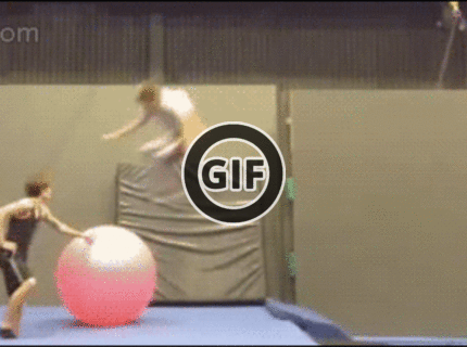 BRATM GIF:  Podarená akrobacia na trampolíne s fit loptou :D