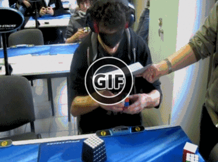 BRATM GIF: Úžasné, majster v skladaní rubíkovej kocky :D