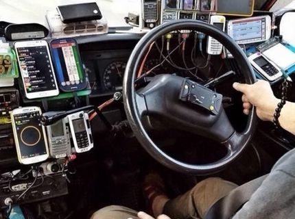 Každopádne zaujímavý interiér auta :D