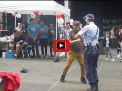 POLICAJTKA V SLUŽBE NEODOLALA A ROZDALA SI TANEČNÝ SÚBOJ NA RUŠNEJ ULICI! :D:D