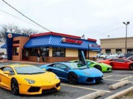 TOP FOTO DŇA: AKO TO VYZERÁ NA PARKOVISKU PRED FASTFOODOM V DUBAI