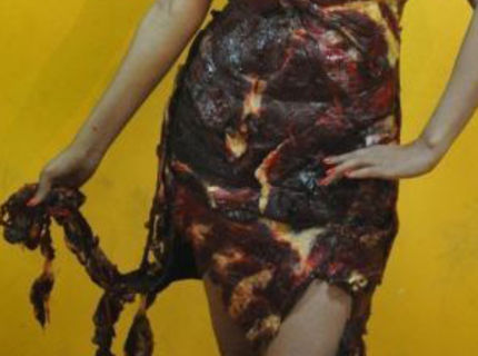Šaty vyrobené z mäsa..Tak toto musíš vidieť! :)