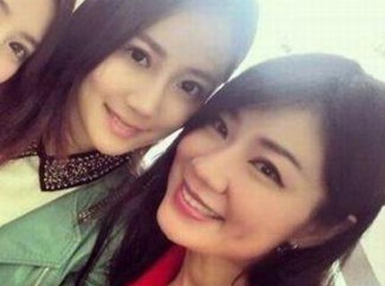 Neskutočné! Matka a jej dve dcéry..uhádol by si ich vek? :)