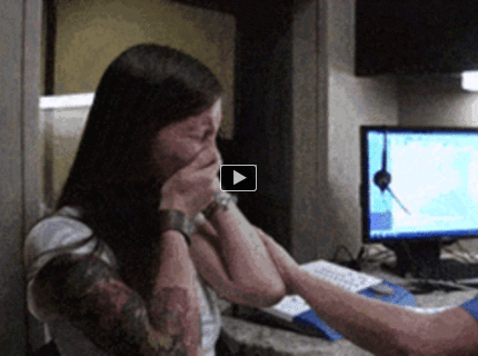 BRATM GIF: Úžasná reakcia dievčaťa, ktoré prvý krát v živote počulo :)